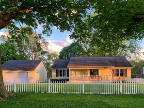 4 bedrooms - Hot Tub Backyard Oasis Espresso Maker Coffee Bar (South Bend)