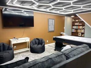 House | 4 bedrooms - Hot Tub Backyard Oasis Espresso Maker Coffee Bar (South Bend)