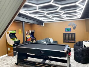 House | 4 bedrooms - Hot Tub Backyard Oasis Espresso Maker Coffee Bar (South Bend)