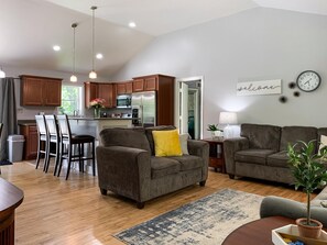 4 bedrooms - Hot Tub Backyard Oasis Espresso Maker Coffee Bar (South Bend)