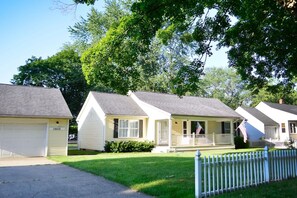 House | 4 bedrooms - Hot Tub Backyard Oasis Espresso Maker Coffee Bar (South Bend)