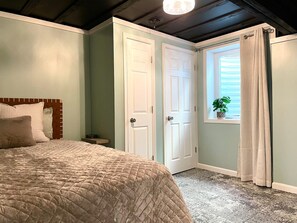 House | 4 bedrooms - Hot Tub Backyard Oasis Espresso Maker Coffee Bar (South Bend)
