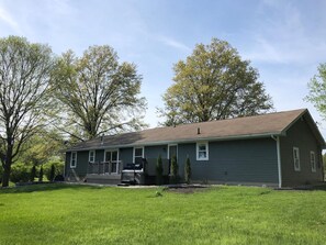 House | 3 bedrooms - HOT TUB Beauitiful Backyard Oasis Newly Renovated (Middlebury)