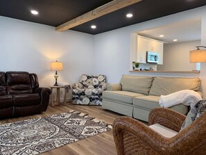 House | 3 bedrooms - HOT TUB Beauitiful Backyard Oasis Newly Renovated (Middlebury)