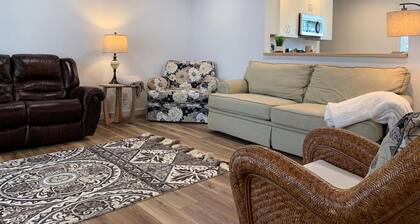 HOT TUB Beauitiful Backyard Oasis Newly Renovated