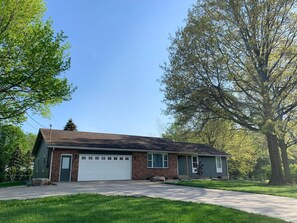 House | 3 bedrooms - HOT TUB Beauitiful Backyard Oasis Newly Renovated (Middlebury)