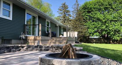 HOT TUB Beauitiful Backyard Oasis Newly Renovated