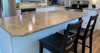 HOT TUB Beauitiful Backyard Oasis Newly Renovated