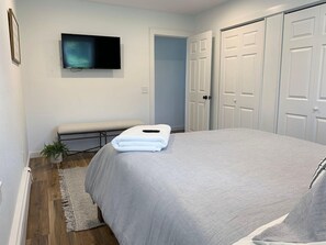 3 bedrooms - HOT TUB Beauitiful Backyard Oasis Newly Renovated (Middlebury)