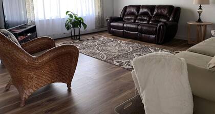 HOT TUB Beauitiful Backyard Oasis Newly Renovated