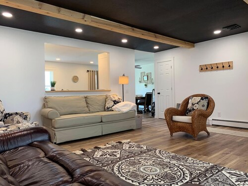 HOT TUB Beauitiful Backyard Oasis Newly Renovated