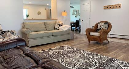 HOT TUB Beauitiful Backyard Oasis Newly Renovated