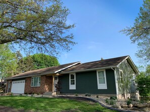 House | 3 bedrooms - HOT TUB Beauitiful Backyard Oasis Newly Renovated (Middlebury)