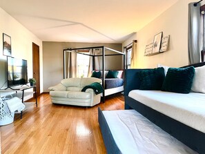 2 bedrooms - 1 1 MI to Notre Dame 1stfloor Apt Coffee Bar (South Bend)