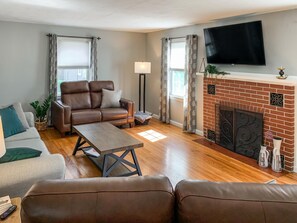 House | 3 bedrooms - HOT TUB 1 2MI to ND Espresso Maker Coffee Bar (South Bend)