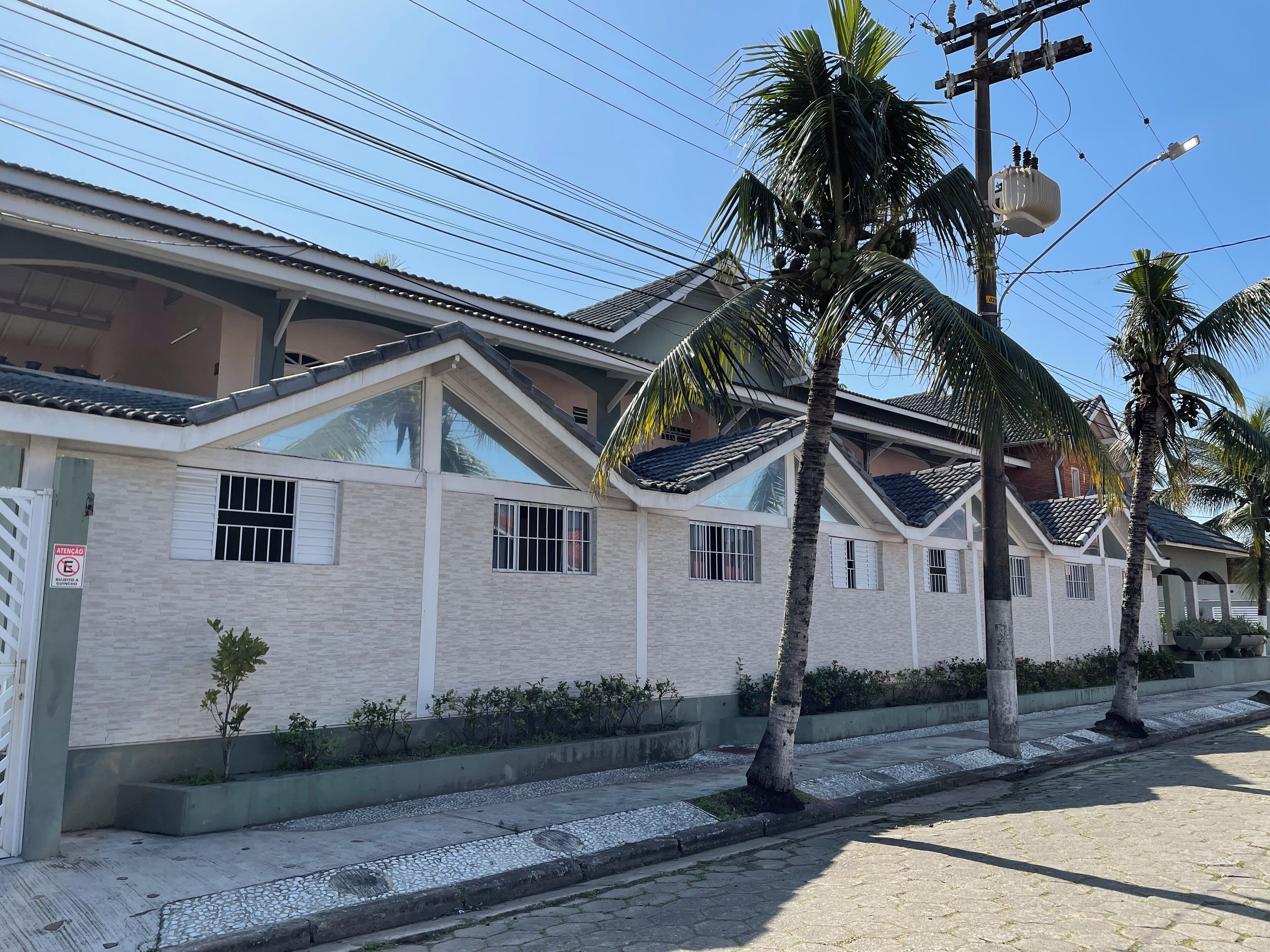 Un edificio residencial de diseño moderno, con techo inclinado y amplias ventanas.