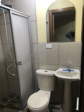 Shower, towels, soap, toilet paper - 3 Bedrooms Apartment FOR Rent (Quito)