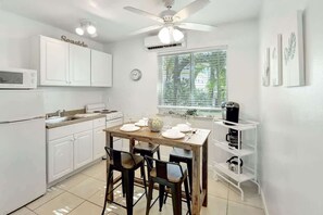 Frigorífico, microondas, placa de cocina y cafetera o tetera