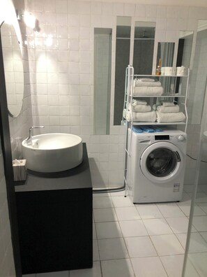Hair dryer, towels, soap, toilet paper - Attico Coloseo with rooftop (Roma)