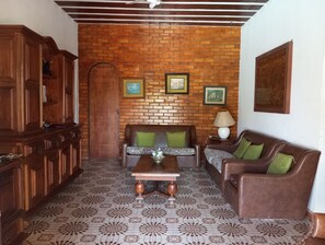 Smart TV, offices - Cozy House at Jacone, Saquarema, near the beach (Jaconé Saquarema)