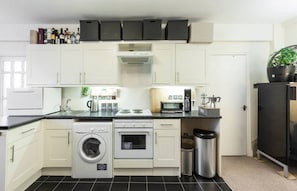 Een koelkast, een magnetron, een oven, een kookplaat