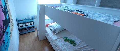 2 makuuhuonetta, silitysrauta/-lauta, vuodevaatteet