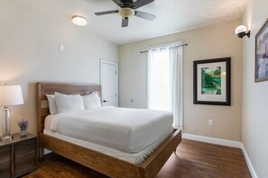 4 habitaciones, tabla de planchar con plancha y ropa de cama