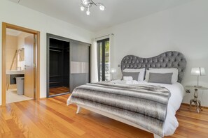 3 soverom, blendingsgardiner, strykejern/-brett og wi-fi (inkludert)