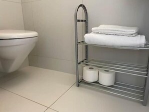 Serviettes fournies, savon, papier toilette