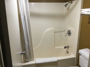 Basic Single Room | Bathroom | Free toiletries, hair dryer - Travel Inn North Little Rock (North Little Rock)