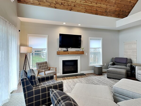 Huis, Meerdere bedden, bubbelbad, uitzicht op bergen | Woonruimte | Televisie en een open haard