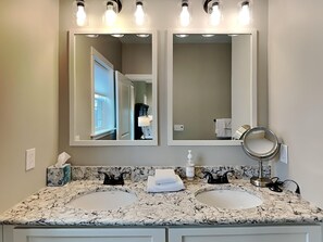 Huis, Meerdere bedden, bubbelbad, uitzicht op bergen | Badkamer | Designer toiletartikelen, handdoeken, zeep, shampoo