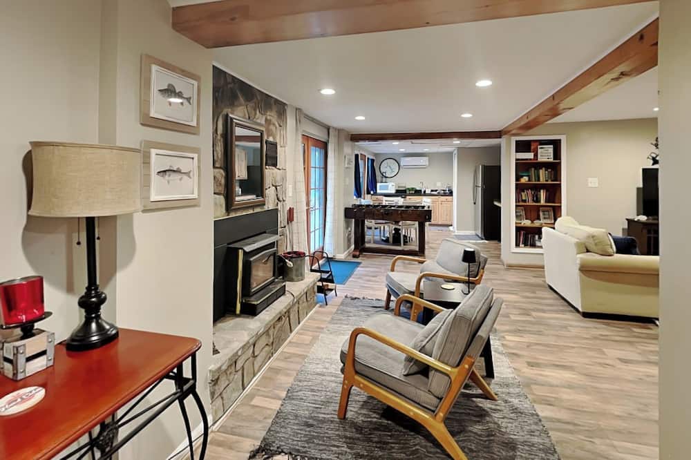 The Whiskey Barrel Lodge by Taylor Made Deep Creek - Thayerville, MD