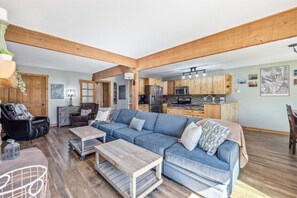 Smart TV, fireplace - Beautiful remodeled ski in ski out condo VP105 (Copper Mountain)