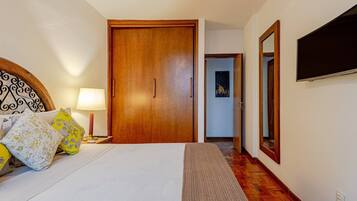 1 quarto, escrivaninha, ferros/tábuas de passar roupa, berço de viagem