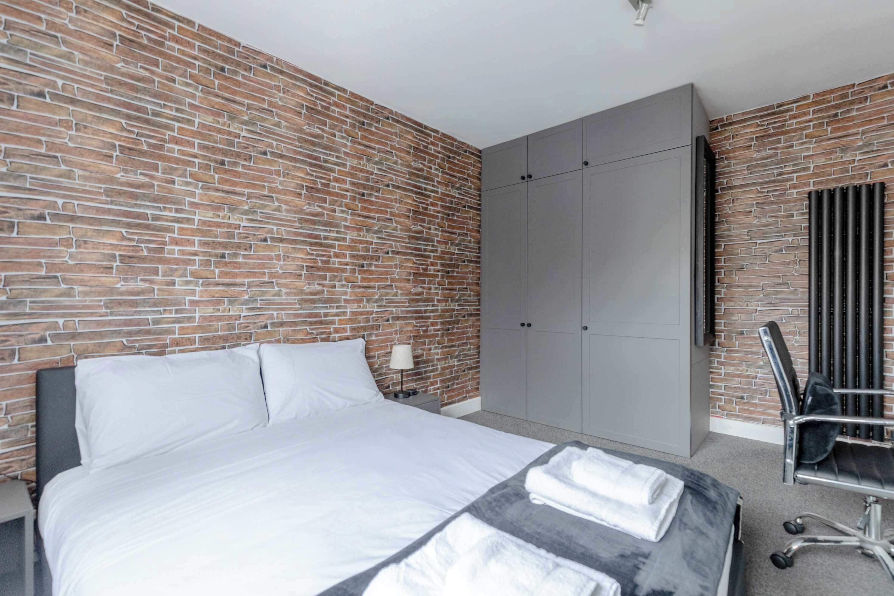 1 chambre, bureau, accès Internet, draps fournis
