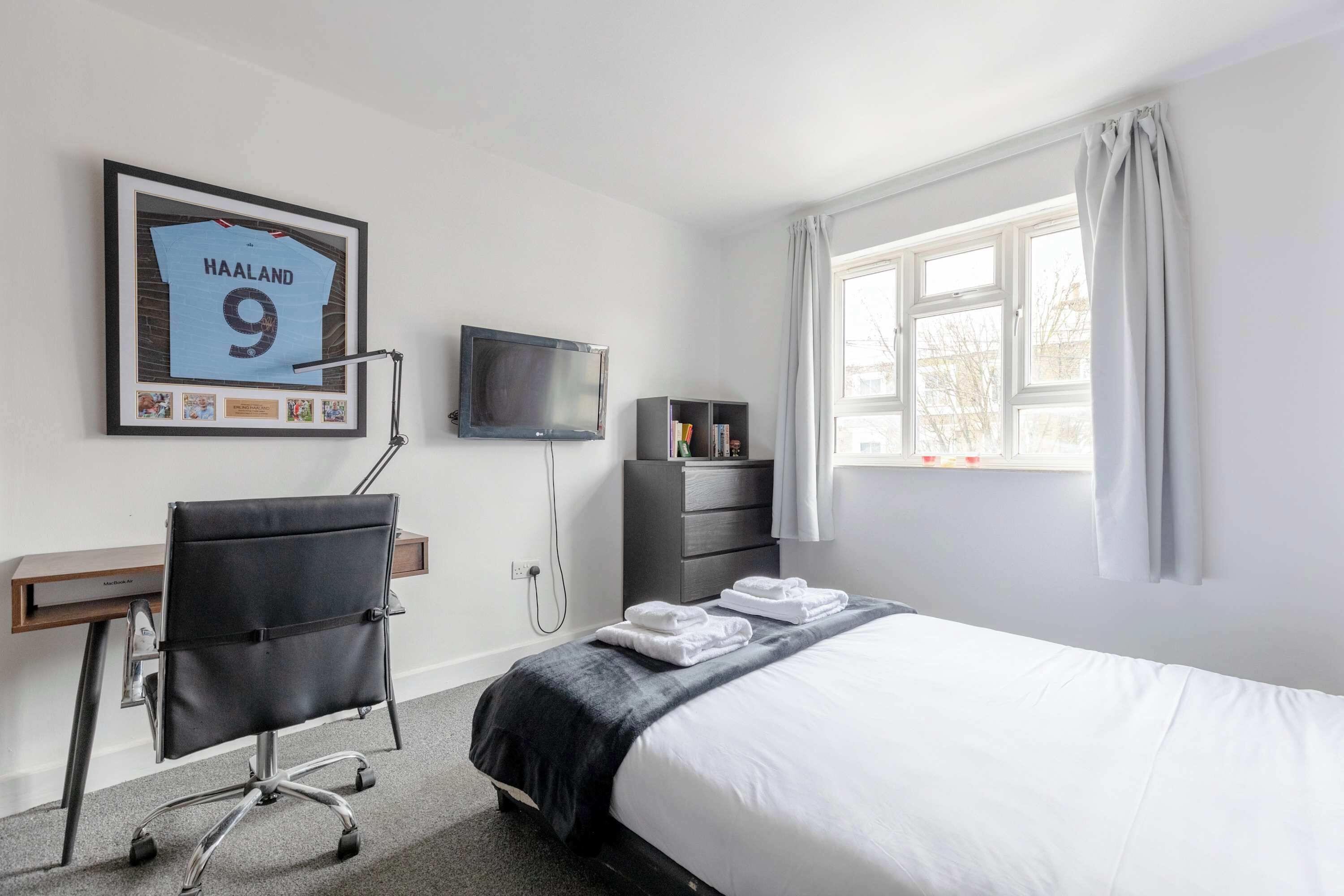 1 bedroom, desk, Internet, bed sheets