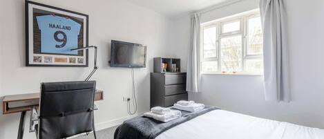 1 bedroom, desk, Internet, bed sheets