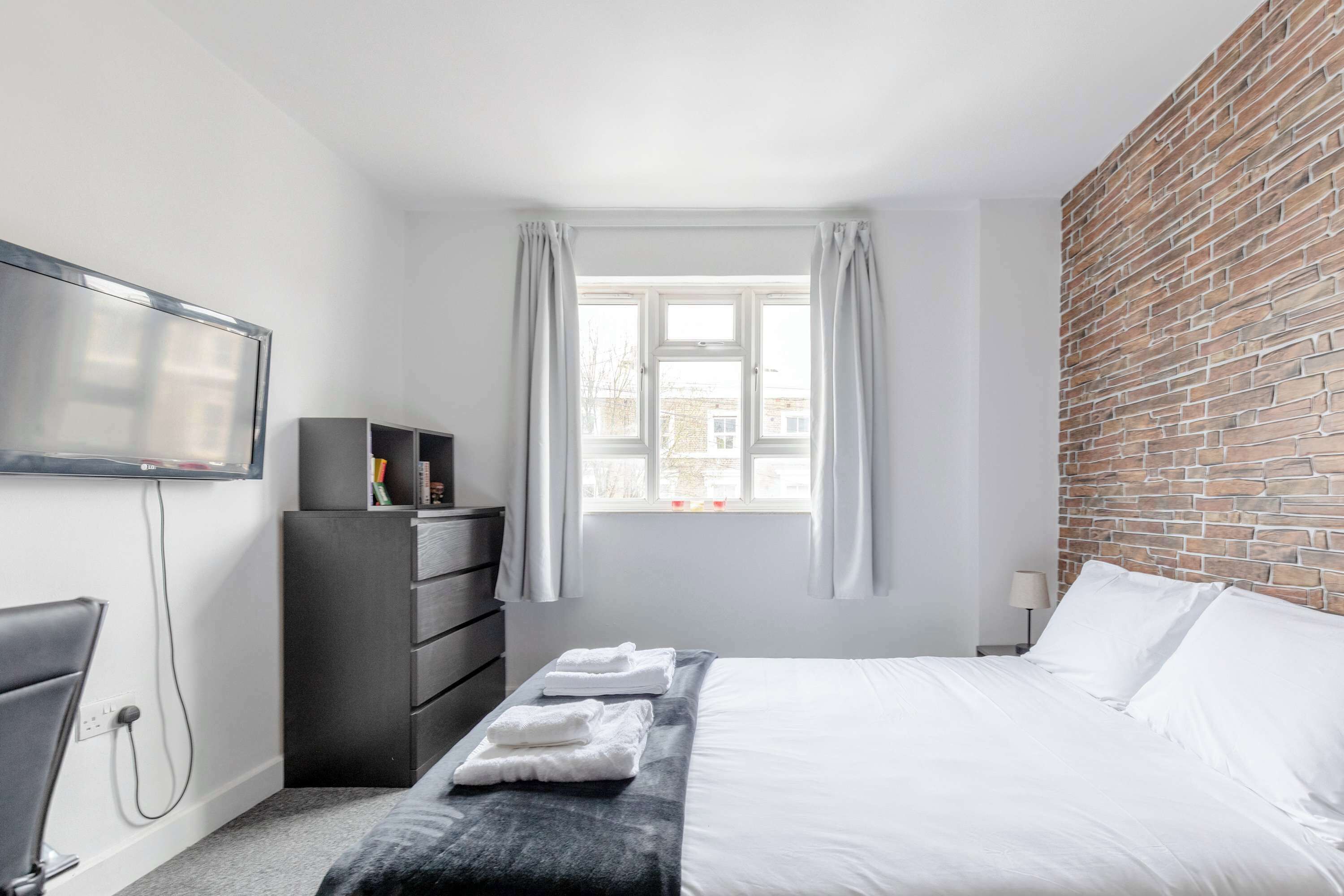 1 bedroom, desk, Internet, bed sheets