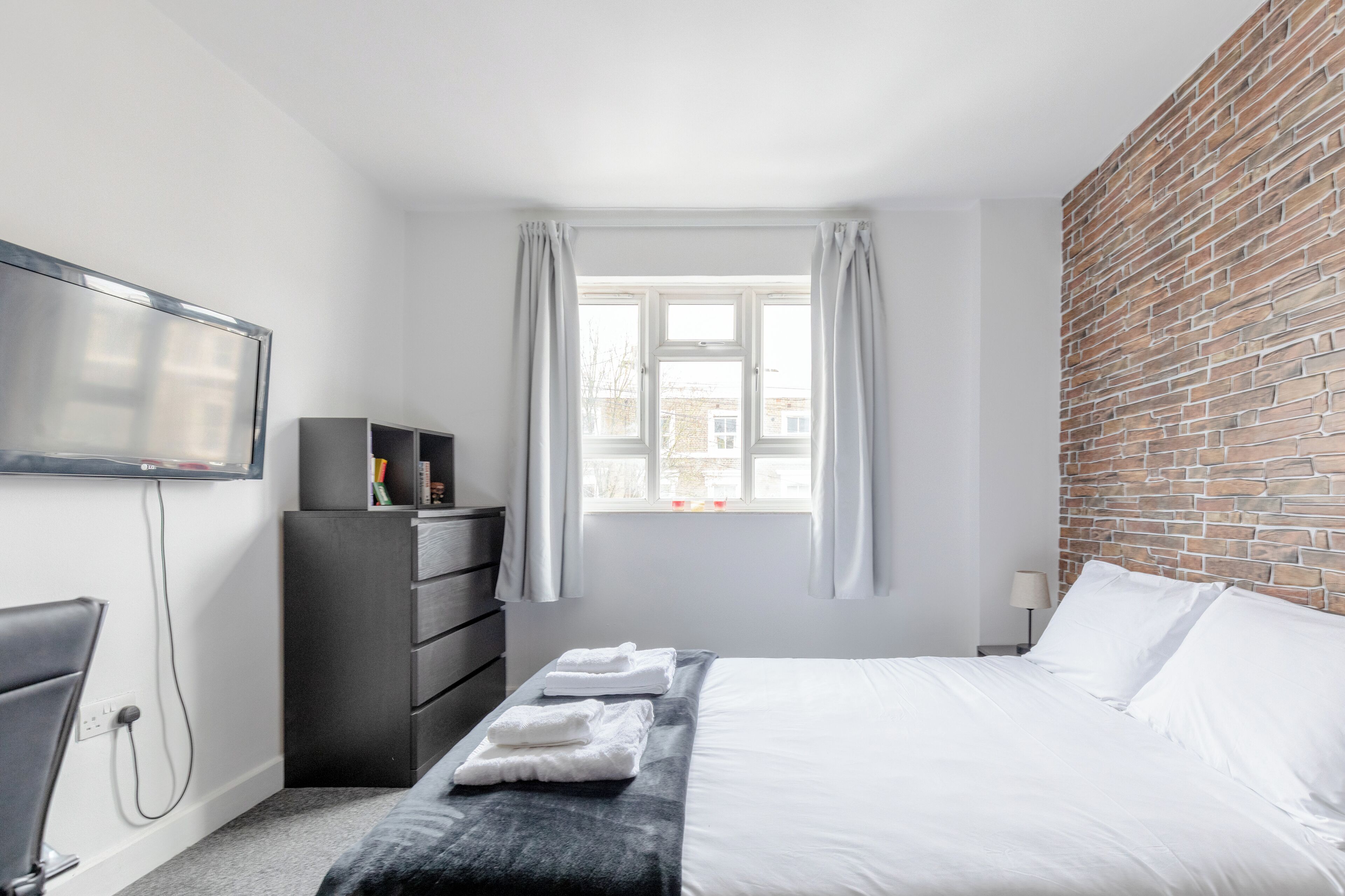 1 bedroom, desk, internet, bed sheets