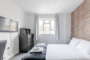 1 bedroom, desk, internet, bed sheets