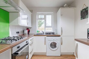 Wasserkocher mit Kaffee-/Teezubehör, Kühlschrank, Mikrowelle, Ofen