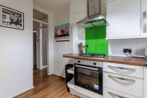 Een koelkast, een microgolfoven, een oven, een kookplaat
