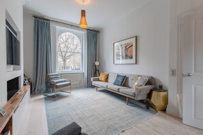 TV, lareira, aparelho de som, escritórios