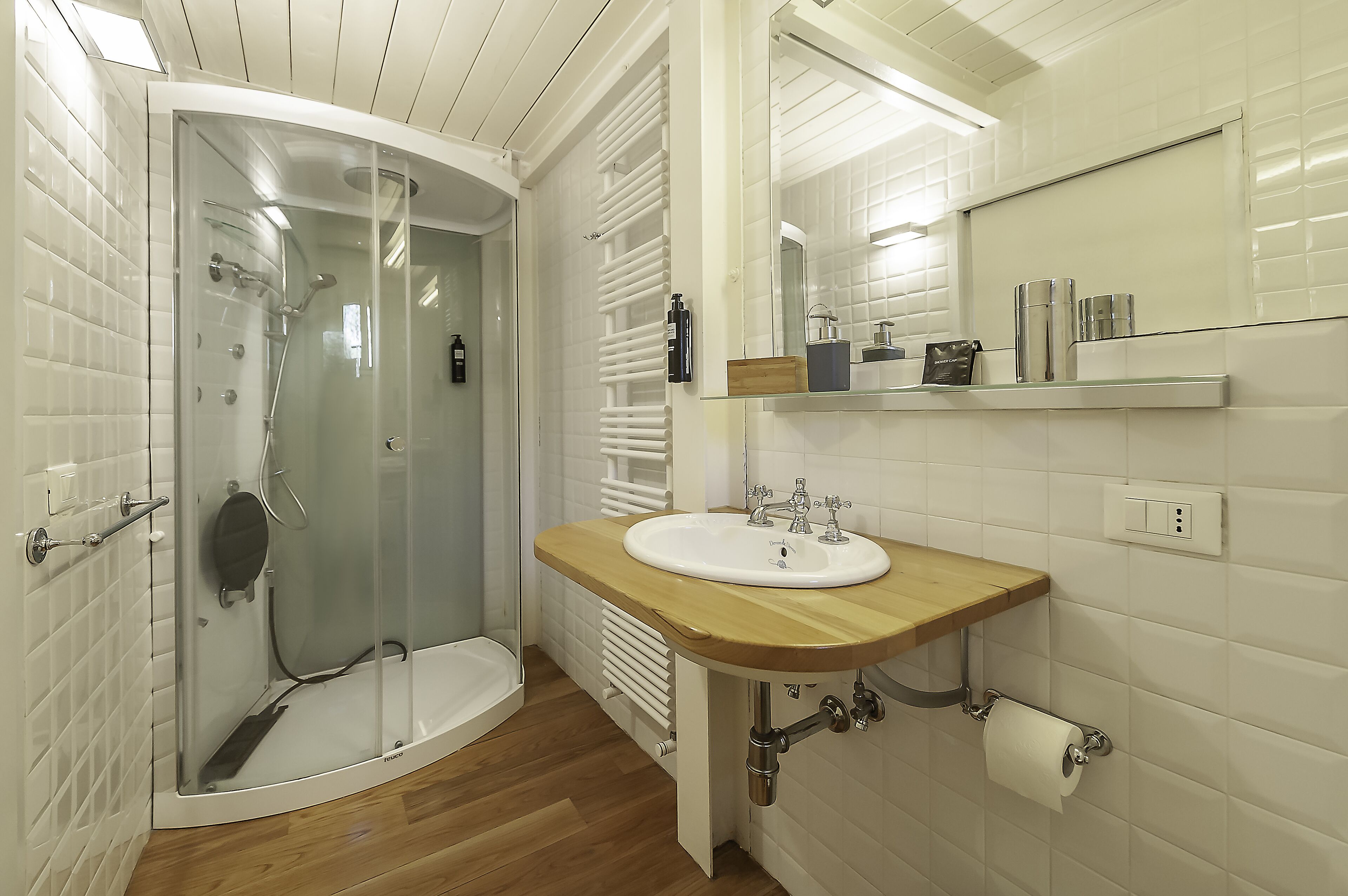 Junior Suite | Bathroom | Shower, free toiletries, hair dryer, slippers