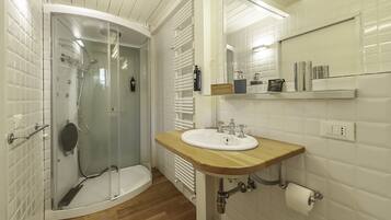 Junior Suite | Bathroom | Shower, free toiletries, hair dryer, slippers
