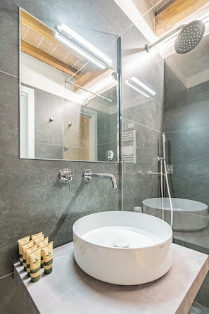 واي فاي مجانًا وملاءات أسرّة