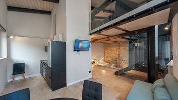 Suite junior, 1 habitación, vistas al jardín | Zona de estar | Smart TV de 35 pulgadas con canales digitales, servicios de streaming