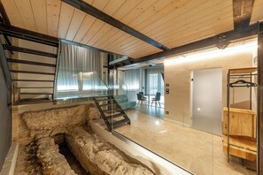 Suite junior, 1 habitación, vistas al jardín | Zona de estar | Smart TV de 35 pulgadas con canales digitales, servicios de streaming