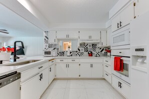 Réfrigérateur, micro-ondes, plaque de cuisson, lave-vaisselle